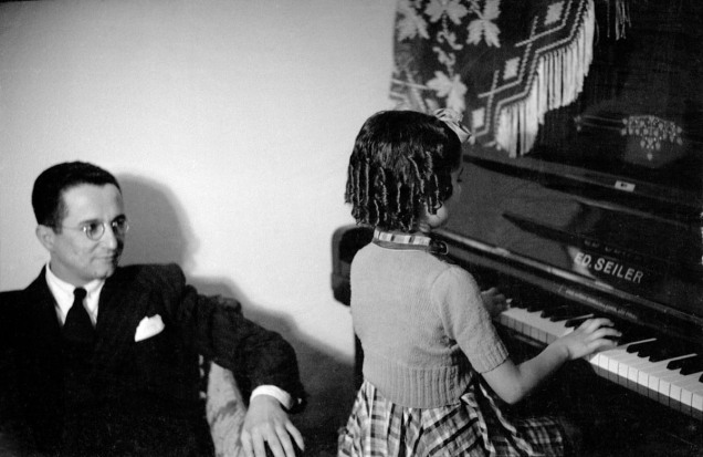 Cyro dos Anjos com filha ao piano por Wilson Baptista, 1940. Cyro é autor de um dos livros fundamentais da literatura brasileira, 